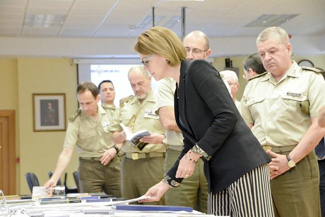 La ministra Dolores de Cospedal durante su visita al Madoc.
