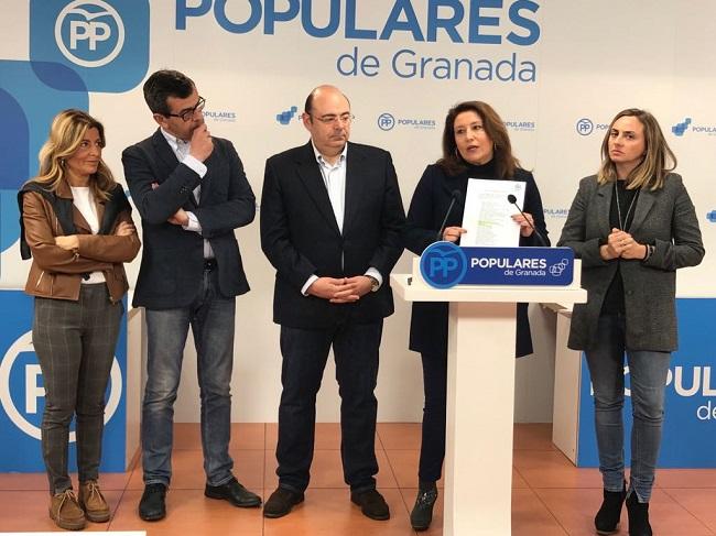 De izquierda a derecha, Eva Martín, Juan Ramón Ferreira, Sebastián Pérez, Carmen Crespo y Marifrán Carazo. Carmen Crespo con los representantes del PP de Granada.