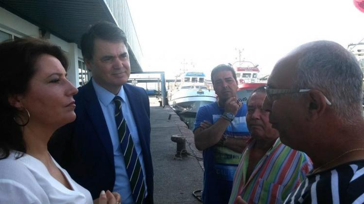 Carmen Crespo y Carlos Rojas en el puerto pesquero de Motril.