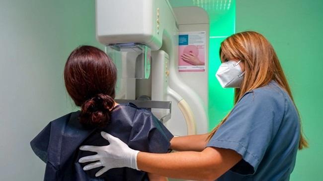 Una paciente se somete a una mamografía en un hospital público andaluz.