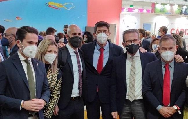 Ramón Martínez, primero por la izquierda en una foto en Fitur con Juan Marín y otros representantes de Ciudadanos en la provincia. 