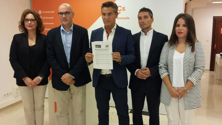 Luis Salvador con los concejales de Ciudadanos en el Ayuntamiento de Granada.