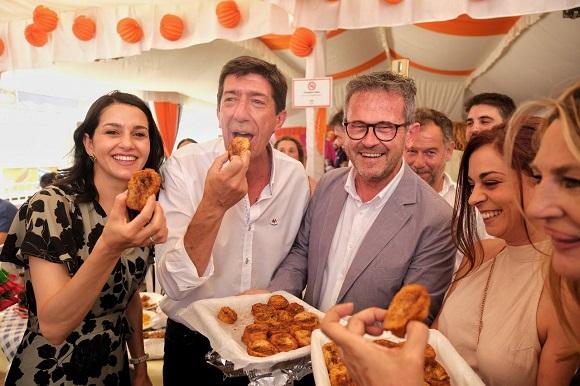 Inés Arrimadas con Juan Marín y otros 'ciudadanos' comen torrijas en el Corpus.