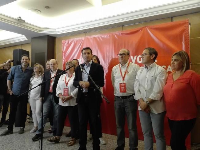 Cuenca, junto a su candidatura.