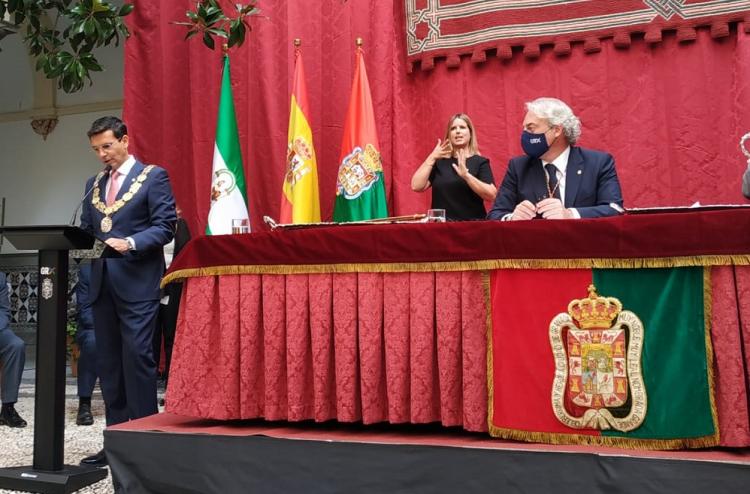 Paco Cuenca en su primer discurso como alcalde tras ser elegido, en presencia de Huertas.