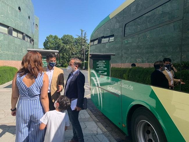 Cuenca, acompañado por otros ediles socialistas, en una de las paradas metropolitanas.