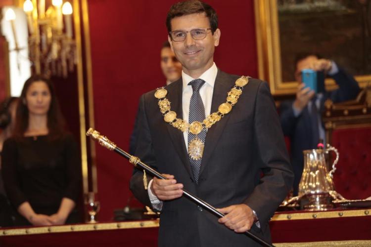 Francisco Cuenca con el bastón de alcalde. 