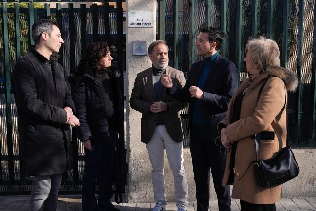 Cuenca, con otros ediles del PSOE, este jueves en el IES Mariana Pineda.