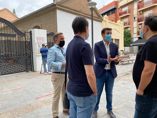 Francisco Cuenca y Jacobo Calvo conversan con los periodistas a las puertas del Tierno Galván.