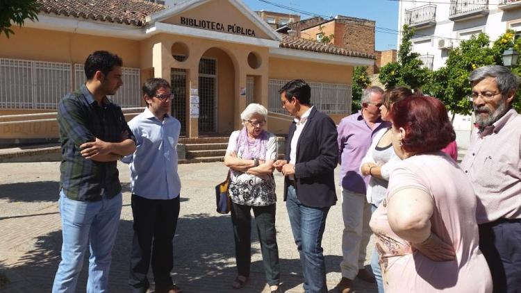 El candidato socialista a la Alcaldía en su visita a la biblioteca de las Palomas.