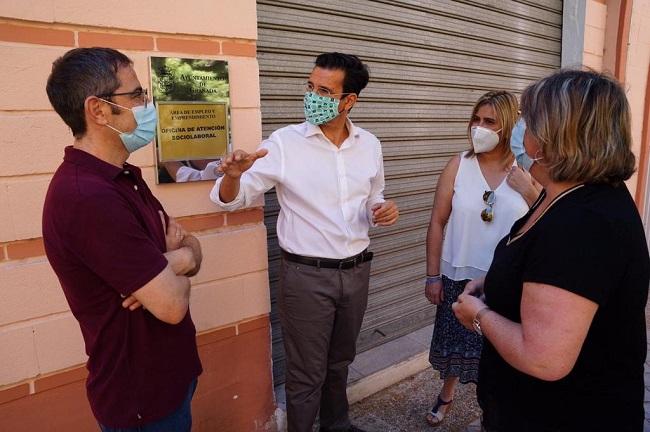 Francisco Cuenca, con el edil Miguel Ángel Fernández Madrid y las concejalas Nuria Gutiérrez y Ana Muño. Francisco Cuenca, acompañado por otros ediles socialistas, en La Chana.