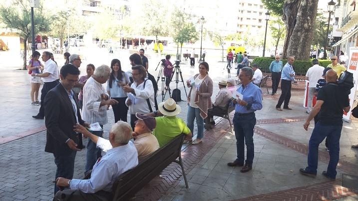 El PSOE revisará impuestos y tasas para hacerlo "más justo". Cuenca, en la Plaza del Campillo.