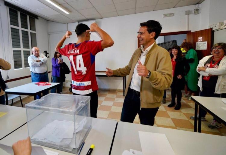 Cuenca junto a su hijo, que votaba por primera vez.
