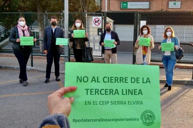 Miembros del PSOE protestan por el cierre de aulas en el colegio Sierra Elvira Miembros del PSOE protestan por el cierre de aulas en el colegio Sierra Elvira.