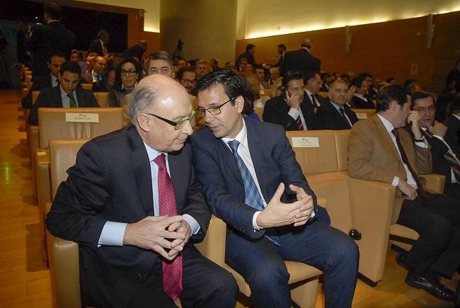 El ministro de Hacienda conversa con el alcalde de Granada en el acto del 40 aniversario de la CGE.