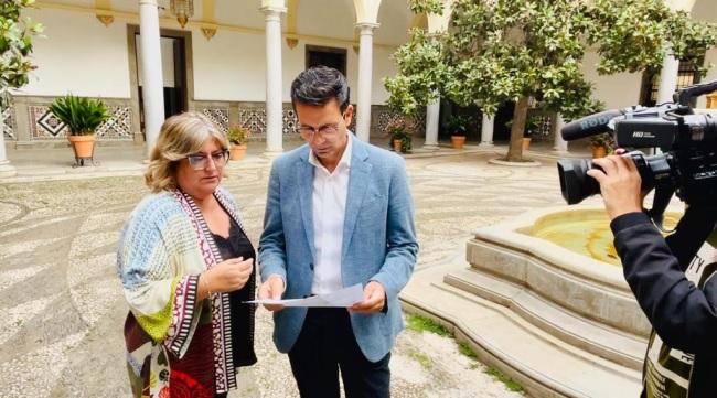 Paco Cuenca y Ana Muñoz, en la presentación de la moción.