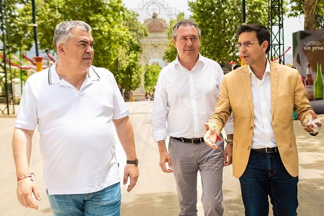 Juan Espadas junto a Francisco Cuenca y Santos Cerdán en una visita a Granada durante la campaña electoral.