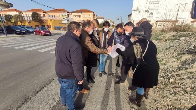 Los populares en su visita al 'punto negro' en Cúllar Vega.