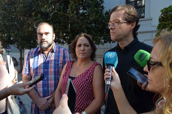 Manuel Morales con María del Carmen Pérez y Francisco Puentedura. 