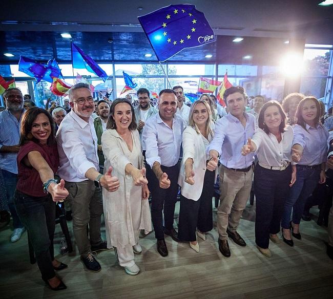 Cuca Gamarra junto a representantes del PP de Granada.
