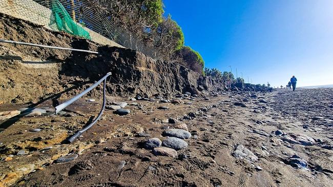 Escalón que ha vuelto a dejar el temporal en Playa Granada.