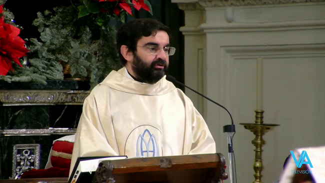 Eduardo García, deán de la Catedral, durante la homilía. 