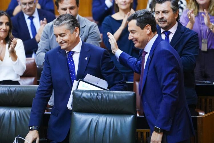 Antonio Sanz recibe, al término de su primera intervención, la felicitación de Juan Manuel Moreno, que ha abandonado después el Parlamento.