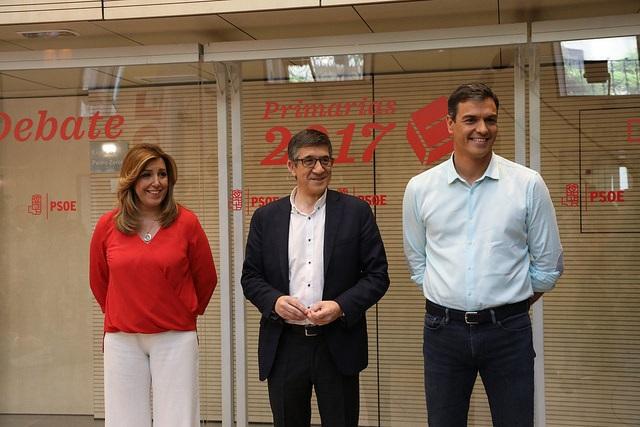 Los tres candidatos posan antes del debate en Ferraz. Los tres candidatos posan antes del debate en Ferraz.