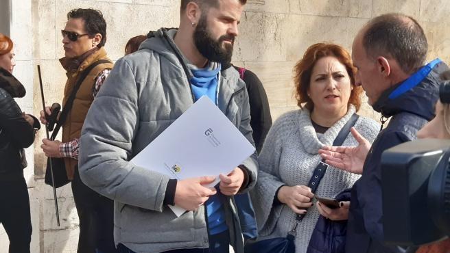 Mari Carmen Pérez y Jesús Fernández, ante la Delegación de Educación y Deportes.