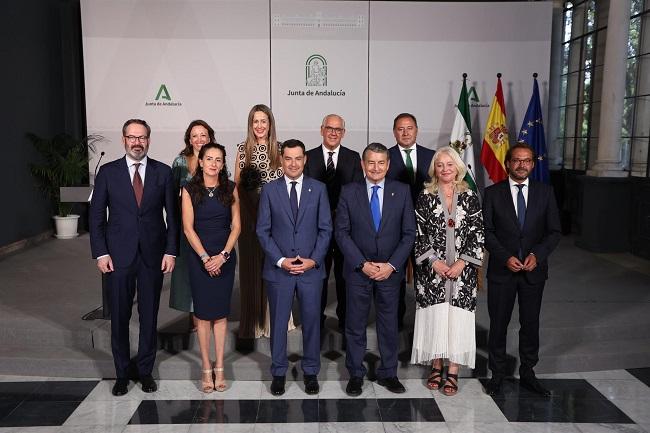 El presidente de la Junta de Andalucía y el consejero de Presidencia este martes en la foto de familia con los delegados de Gobierno de la Junta tras su toma de posesión. 