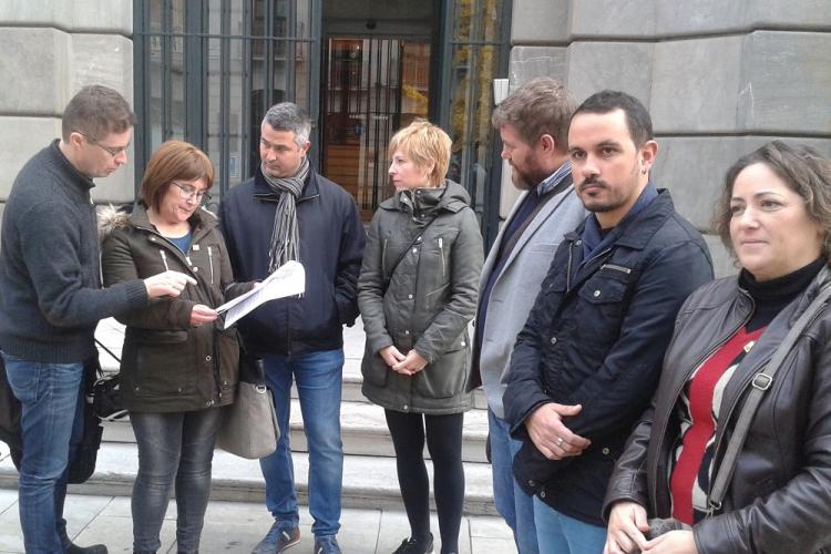 Los representantes de IU, a las puertas de la Fiscalía.