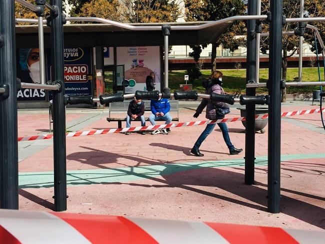 Imagen de archivo de un espacio público acotado por las restricciones. Imagen de archivo de un espacio público acotado por las restricciones.