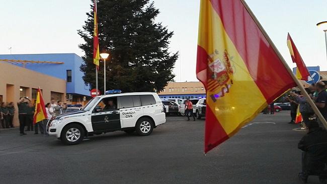 Los agentes fueron despedidos entre aplausos y vivas a la Guardia Civil.