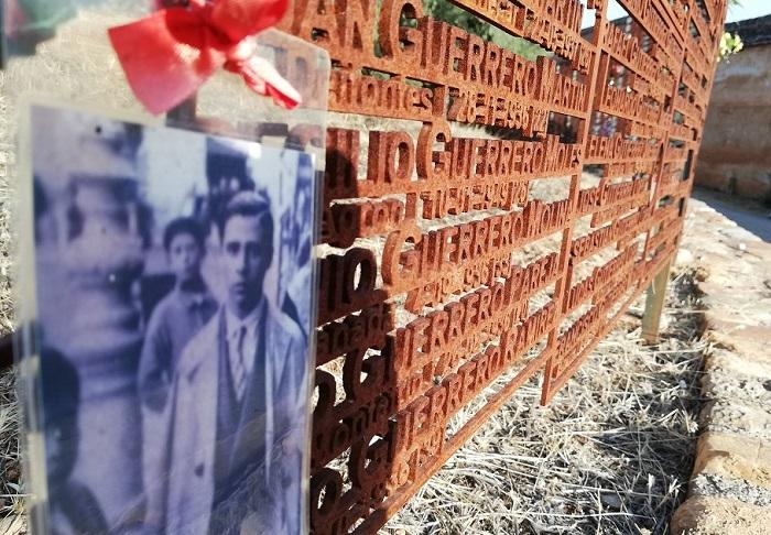 Detalle del Memorial a las víctimas en el Cementerio de Granada, con una fotografía colocada por un familiar en recuerdo y homenaje.