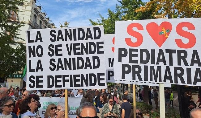 Detalle de una manifestación, el pasado año en Granada, por el deterioro de la sanidad pública.