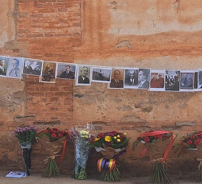 Detalle de la tapia del cementerio de Granada en el homenaje del pasado julio.