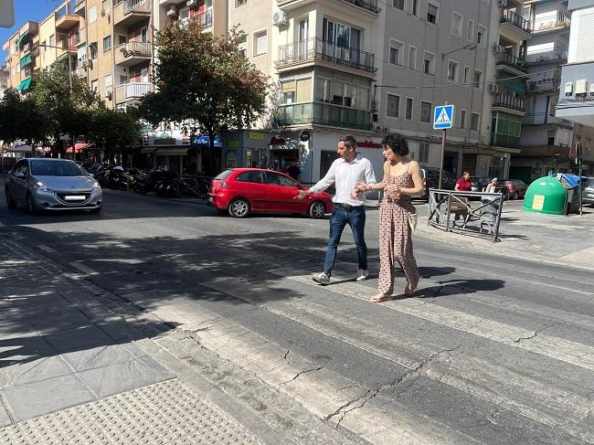 El edil, este martes, en su recorrido por la Avenida de Dílar. 