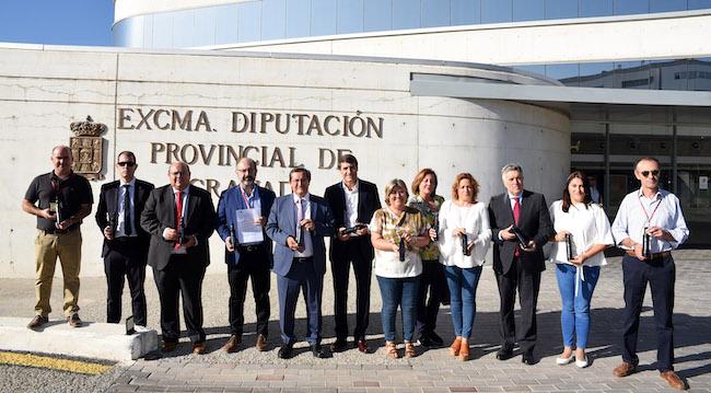 Los diputados con botellas de aceite oliva de la provincia, en apoyo al sector.