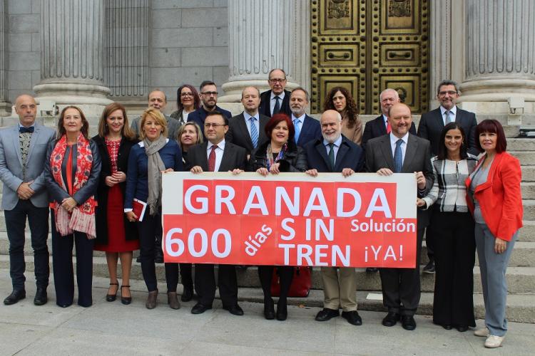 Los diputados andaluces, a las puertas del Congreso.