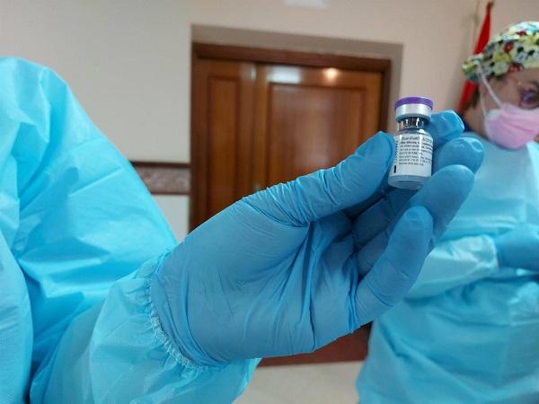 Sanitarios con una vacuna de Pfizer.