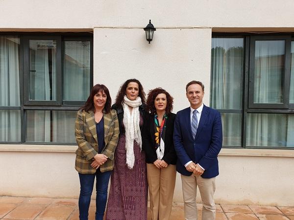 Olvido de la Rosa con representantes de las otras tres diputaciones. Olvido de la Rosa con representantes de las otras tres diputaciones.