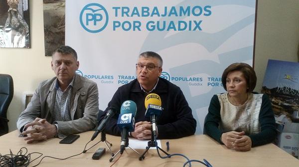 Los representantes del PP accitano en rueda de prensa.