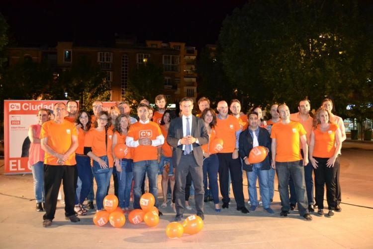 Luis Salvador, en el centro, rodeado de la candidatura que lidera.