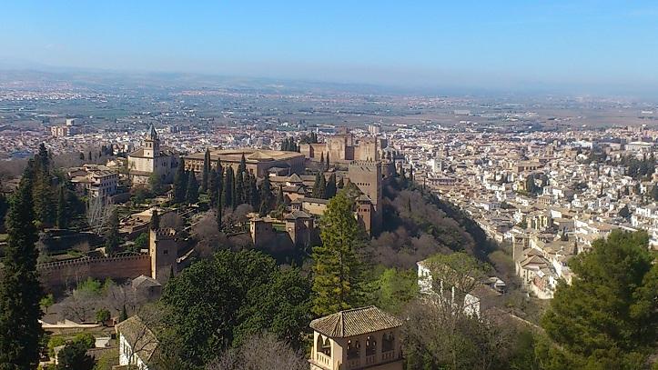La Alhambra y Granada, vistas desde la Silla del Moro. 