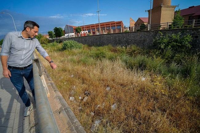 Eduardo Castillo muestra la basura acumulada en el cauce.