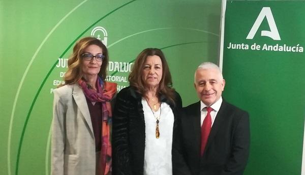 De izquierda a derecha, la delegada de Educación, la viceconsejera y el presidente del Consejo Escolar. De izquierda a derecha, Ana Berrocal, Carmen Castillo y José Antonio Funes.