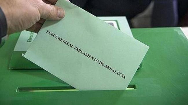 Un elector desposita su voto en una urna.