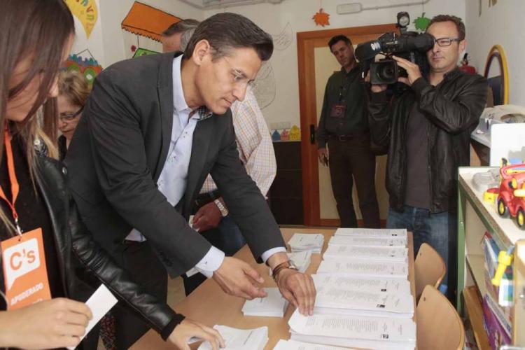 Luis Salvador, con la papeleta para votar. 