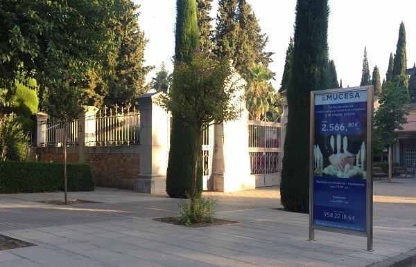 Cartel de Emucesa en la entrada del cementerio de San José. 