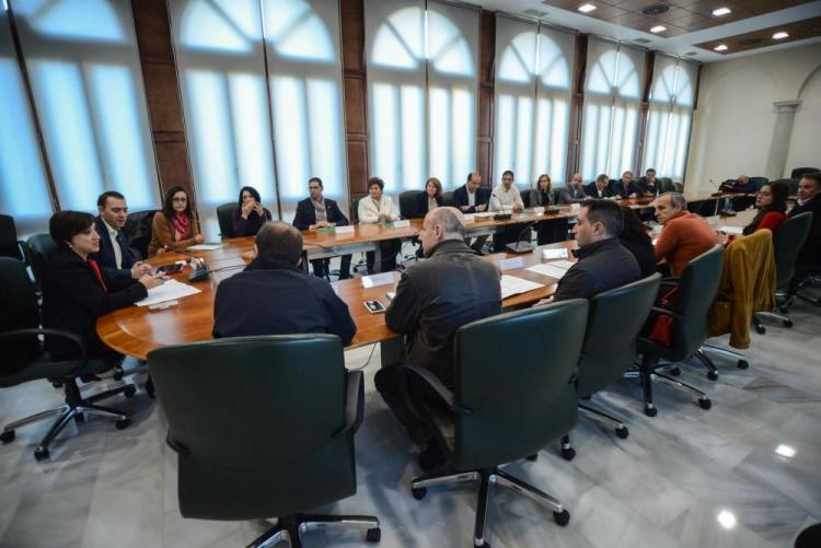 Reunión en la que se ha formalizado a la cesión de los caminos rurales. Reunión en la que se ha formalizado a la cesión de los caminos rurales.